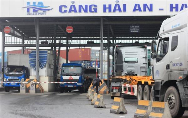 Xe container nối đuôi nhau ra vào tại khu vực cảng 128, TP Hải Phòng