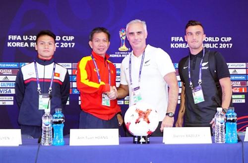 HLV Hoàng Anh Tuấn và HLV Darren Bazely (bên trái) trong buổi họp báo.