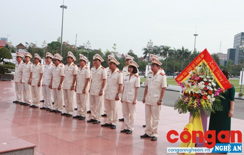 Cán bộ, chiến sỹ Thanh tra Công an tỉnh dâng hoa báo công lên Bác tại Quảng trường Hồ Chí Minh nhân kỷ niệm 50 năm Ngày truyền thống lực lượng Thanh tra Công an nhân dân