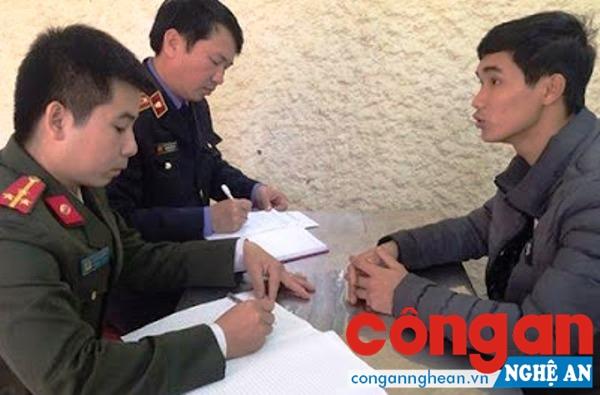 Đối tượng Nguyễn Văn Hóa khai nhận hành vi phạm tội của mình tại Công an tỉnh Hà Tĩnh