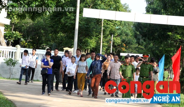 Đại biểu là thân nhân của các phạm nhân được dẫn vào Phân trại số 2 dự Hội nghị.