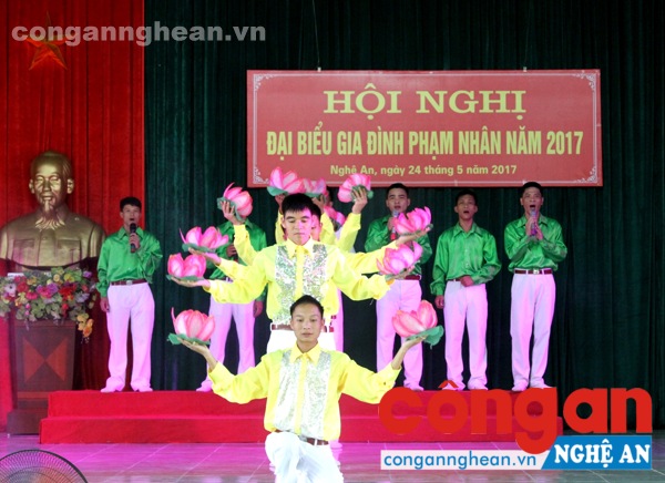 Văn nghệ chào mừng.