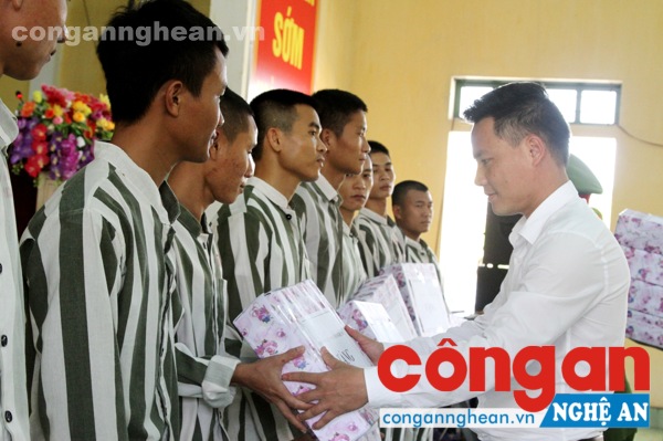 Hội LHTN Việt Nam tỉnh Nghệ An tặng quà cho 10 phạm nhân tiêu biểu.