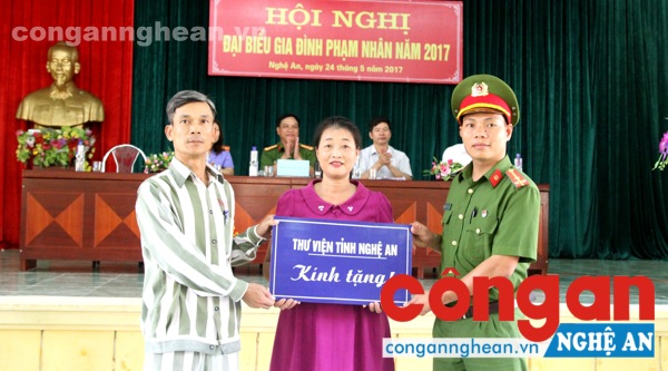 Thư viện Nghệ An tặng sách.