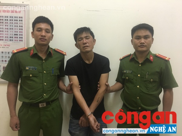 Tổ công tác Công an huyện Anh Sơn dẫn giải đối tượng gây án mạng xảy ra tại xã Cẩm Sơn