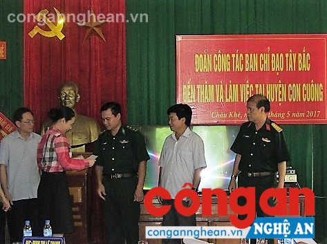 BCĐ Tây Bắc trao quà cho chính quyền và Đồn Biên phòng Châu Khê (Con Cuông)