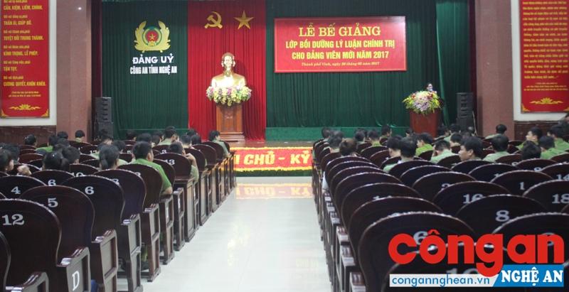 Toàn cảnh lễ bế giảng.