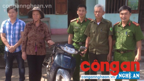 Cán bộ Đội XDPT phụ trách xã Công an Anh Sơn trao trả tài sản cho chủ nhân bị mất