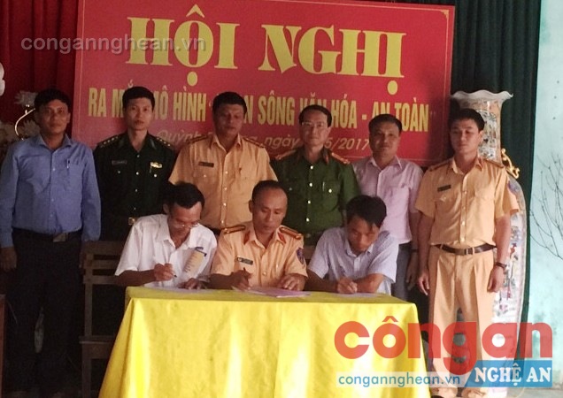 Đại biểu tham dự Hội nghị chứng kiến lễ ký cam kết đảm bảo trật tự giao thông đường thủy 