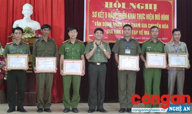 Đồng chí Đại tá Lê Khắc Thuyết, Phó Giám đốc Công an tỉnh tặng Giấy khen  của Giám đốc Công an tỉnh cho tập thể và cá nhân có thành tích xuất sắc trong xây dựng mô hình