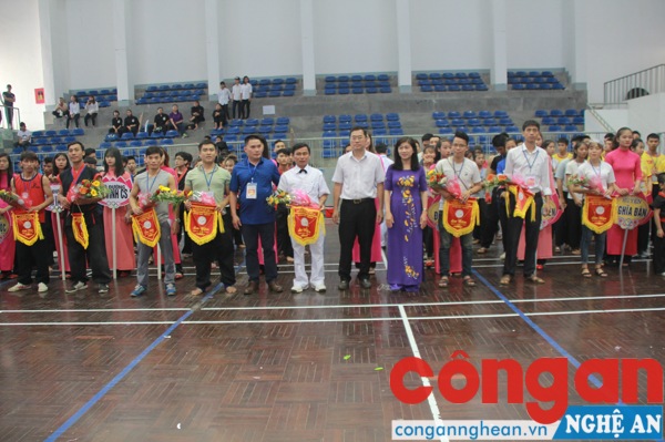 Đại diện ban tổ chức lên trao hoa và cờ lưu niệm cho các đội tham dự