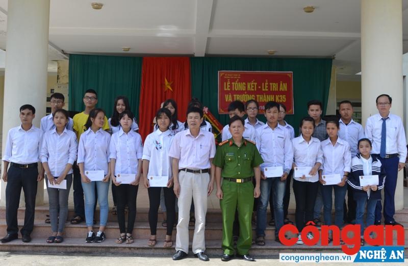 Trao quà cho học sinh nghèo vượt khó học giỏi