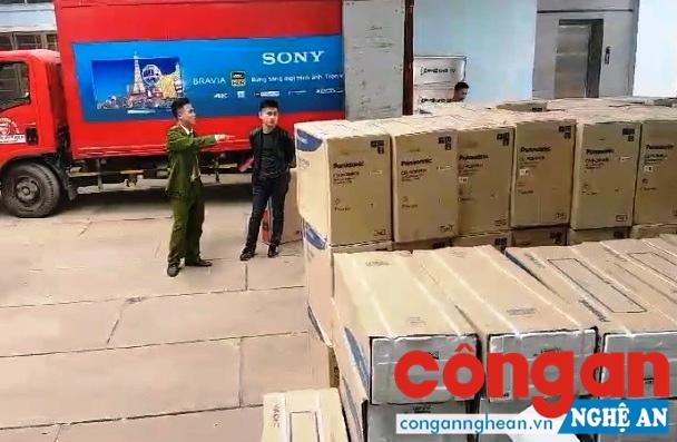 Hiện trường của vụ hàng lậu bị Phòng Cảnh sát Kinh tế phát hiện, bắt giữ