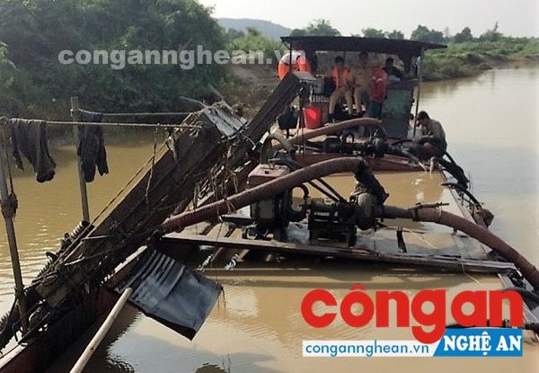 Đoàn kiểm tra Phòng Cảnh sát Đường thủy và huyện Đô Lương phát hiện vi phạm tại Công ty Sơn Hà ngày 24/5