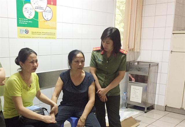 Cán bộ Công an thăm hỏi, chia sẻ với mất mát của các gia đình nạn nhân.