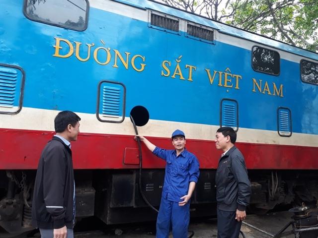 Kiểm tra kỹ thuật đầu máy.