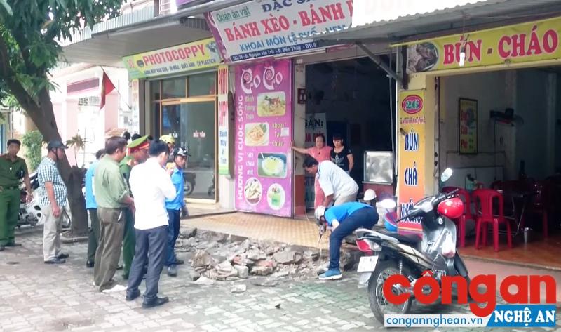 Phá dỡ các bậc tam cấp, đường dẫn xe máy lấn chiếm vỉa hè