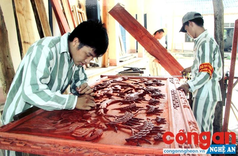 Phạm nhân đang chế tác tranh gỗ tại Trại giam số 3