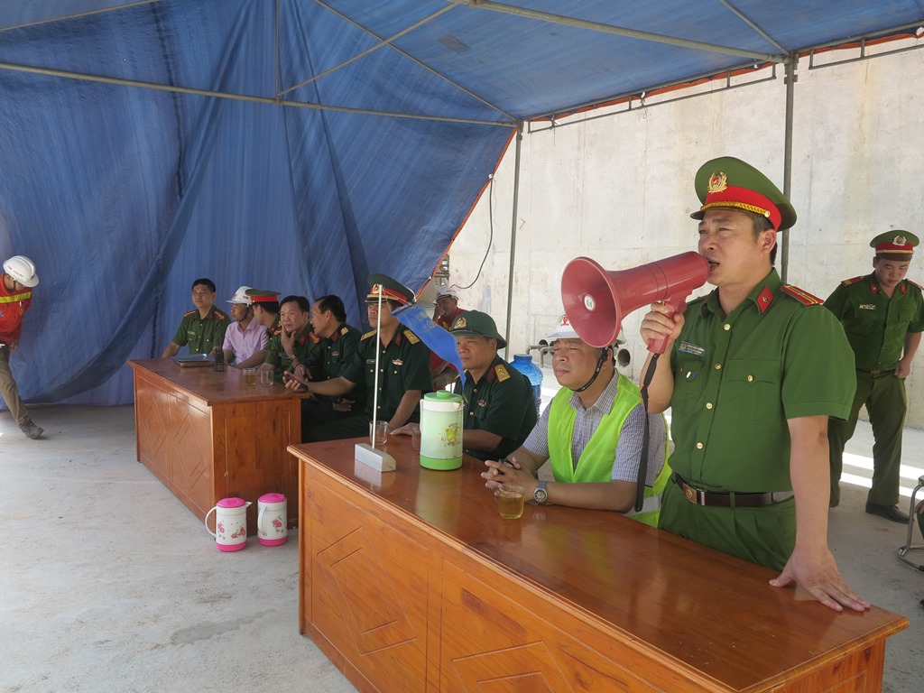 Chỉ huy các lực lượng tham gia chữa cháy