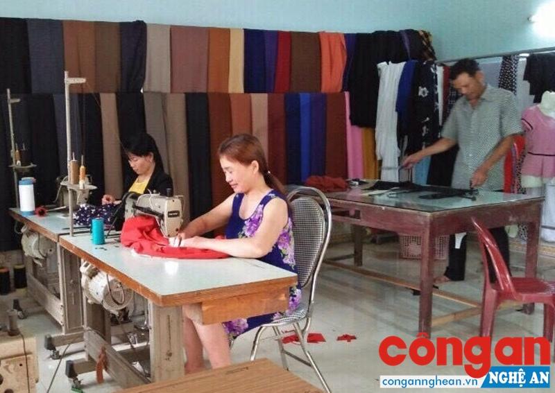 Nhờ vốn vay từ Ngân hàng Chính sách xã hội, tiệm may của anh Trần Quốc Khang đã mở rộng, phát triển hơn trước