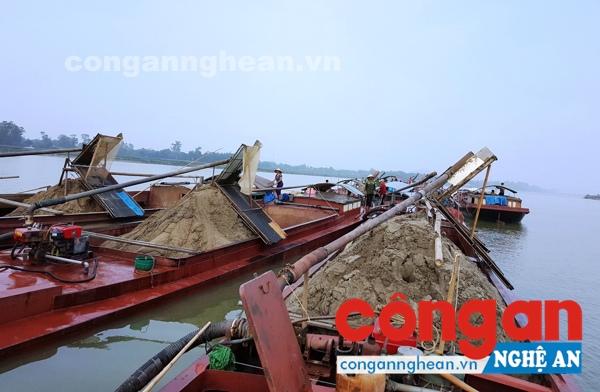 Các tàu hút cát trái phép bị tạm giữ chờ xử lý
