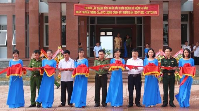   Các đại biểu cắt băng khánh thành trụ sở Công an huyện.
