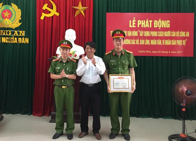 Chủ tịch UBND huyện Nghĩa Đàn tặng Giấy khen cho tập thể Ban chuyên án 117G 0317ĐB