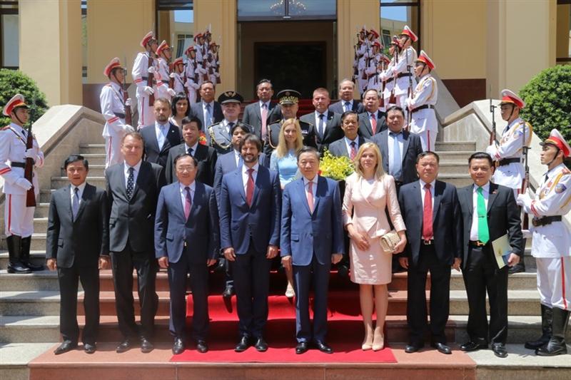 Bộ trưởng Tô Lâm; Phó Thủ tướng kiêm Bộ trưởng Bộ Nội vụ Cộng hòa Slovakia Robert Kalinak cùng các đại biểu dự hội đàm.