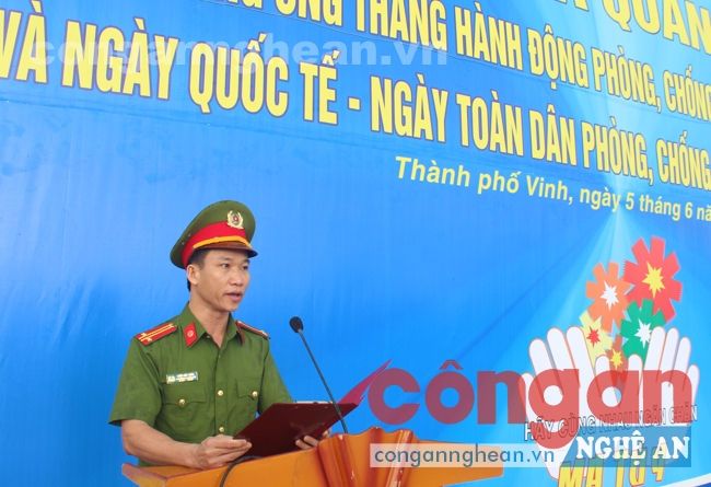 Đồng chí Trung tá Trần Đức Thân, Phó trưởng Công an TP Vinh phát biểu tại buổi lễ