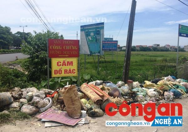 Dù đặt biển cấm đổ rác nhưng người dân vẫn vô tư đổ rác, gây mất ATGT và mỹ quan đô thị