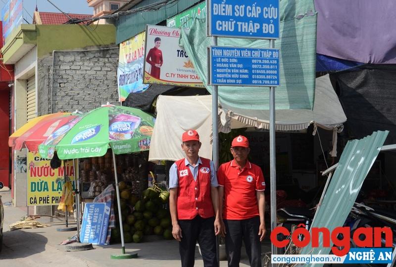 Ông Hoàng Văn Dự (trái) bên điểm sơ cứu Hội Chữ thập đỏ