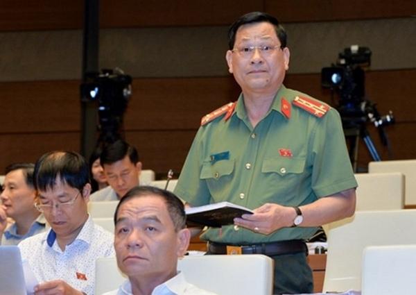 Đại biểu Quốc hội Nguyễn Hữu Cầu phát biểu thảo luận tại nghị trường.