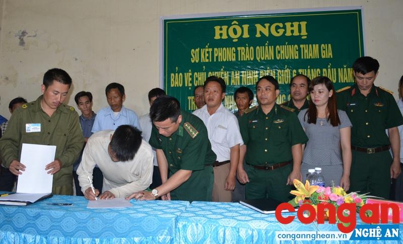 BĐBP phối hợp với chính quyền địa phương tổ chức cho đồng bào ký cam kết thực hiện 5 “không” trong Kế hoạch 1368