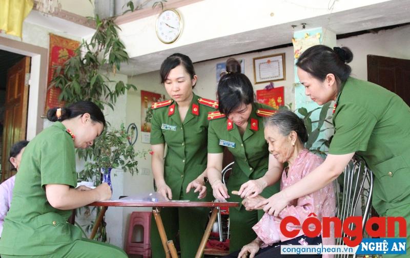  CBCS Phòng Cảnh sát QLHC về TTXH đến tận nhà làm thủ tục cấp phát CMND cho người có công với cách mạng