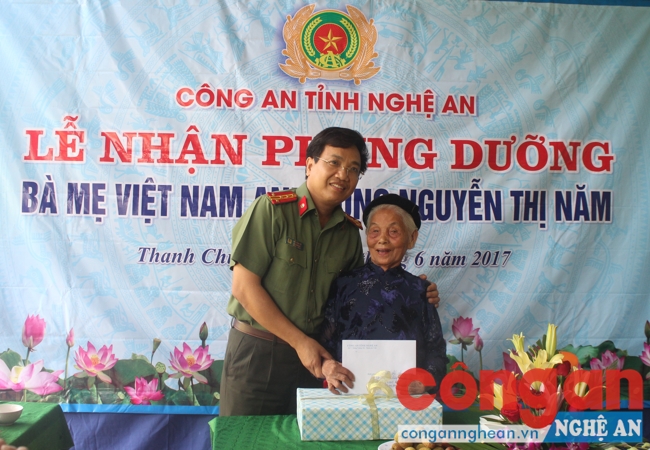 Đồng chí Hồ Văn Tứ trao quà cho mẹ Nguyễn Thị Năm