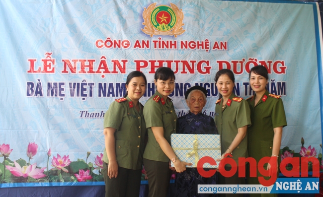 Hội phụ nữ Công an tỉnh tặng quà mẹ Năm