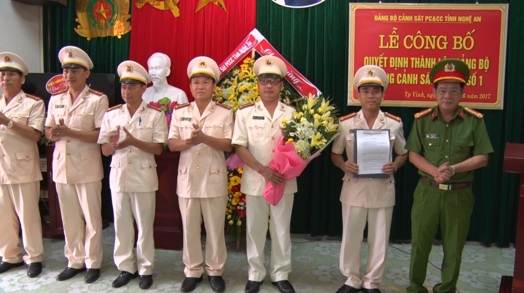 Đồng chí Hồ Sỹ Tuấn trao quyết định công bố thành lập  và tặng hoa chúc mừng Đảng bộ phòng Cảnh sát PC&CC số 1