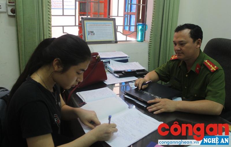 Công an phường Lê Lợi hướng dẫn người dân làm thủ tục hành chính