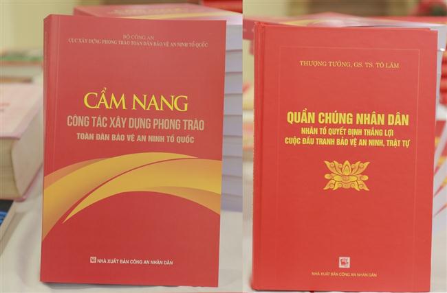 Hình thức bìa ngoài của 02 cuốn sách “Quần chúng nhân dân - nhân tố quyết định thắng lợi cuộc đấu tranh bảo vệ an ninh, trật tự” và “Cẩm nang công tác xây dựng phong trào toàn dân bảo vệ ANTQ”.