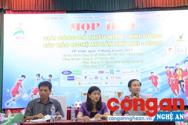 Ban tổ chức giải đáp những thắc mắc trước câu hỏi của các PV, HLV các đội bóng