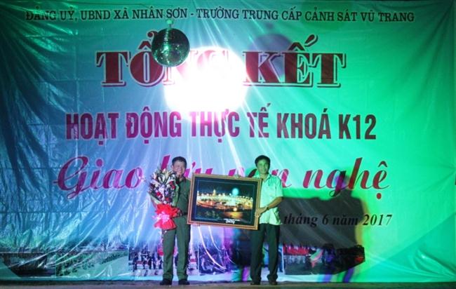Đại diện lãnh đạo huyện Đô Lương tặng quà lưu niệm cho Trường Trung cấp Cảnh sát vũ trang