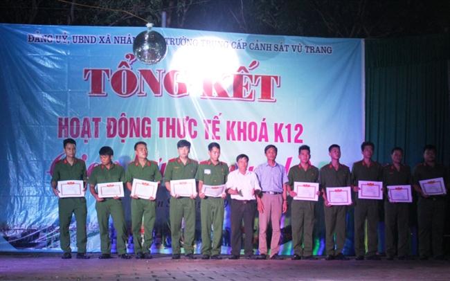 Tặng Giấy khen của UBND xã Nhân Sơn cho các học viên có thành tích xuất sắc