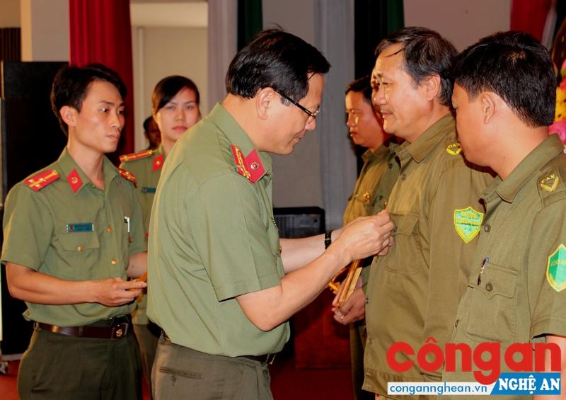 Thời gian qua, phong trào toàn dân bảo vệ ANTQ đã phát triển sâu rộng, xuất hiện nhiều điển hình tiên tiến (Trong ảnh: Đồng chí Đại tá Nguyễn Hữu Cầu, Ủy viên BTV Tỉnh ủy, Giám đốc Công an tỉnh trao Kỷ niệm chương cho Trưởng Công an xã, thị trấn) - Ảnh: Mai Hậu