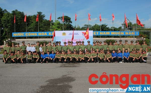 Chụp ảnh lưu niệm giữa hai đơn vị