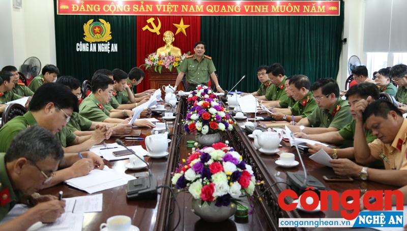 Đồng chí Đại tá Lê Khắc Thuyết, Phó Giám đốc Công an tỉnh phát biểu chỉ đạo tại cuộc họp