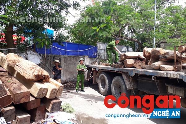 Số gỗ không rõ nguồn gốc được đưa về trụ sở Công an huyện Thanh Chương