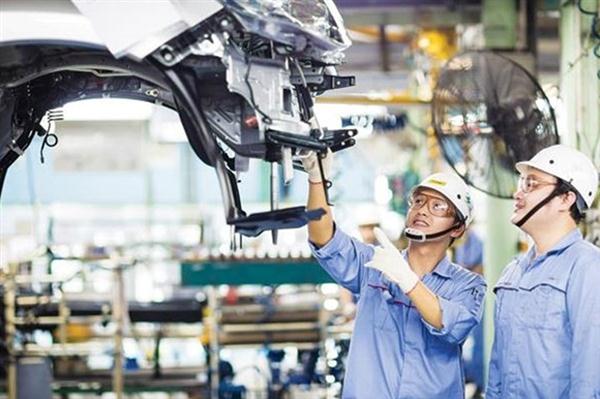 VCCI cho rằng việc đặt thêm điều kiện về tổ chức bộ máy và nhân lực là không cần thiết, can thiệp vào quyền tự do kinh doanh của doanh nghiệp.