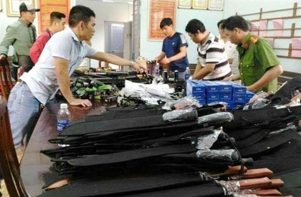 Tang vật là dao, kiếm, mã tấu… mà Công an TP Hồ Chí Minh thu giữ trong một số vụ án.