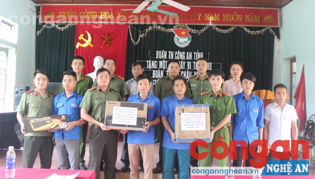 Trao tặng quà cho Đoàn xã Châu Hoàn, Quỳ Châu