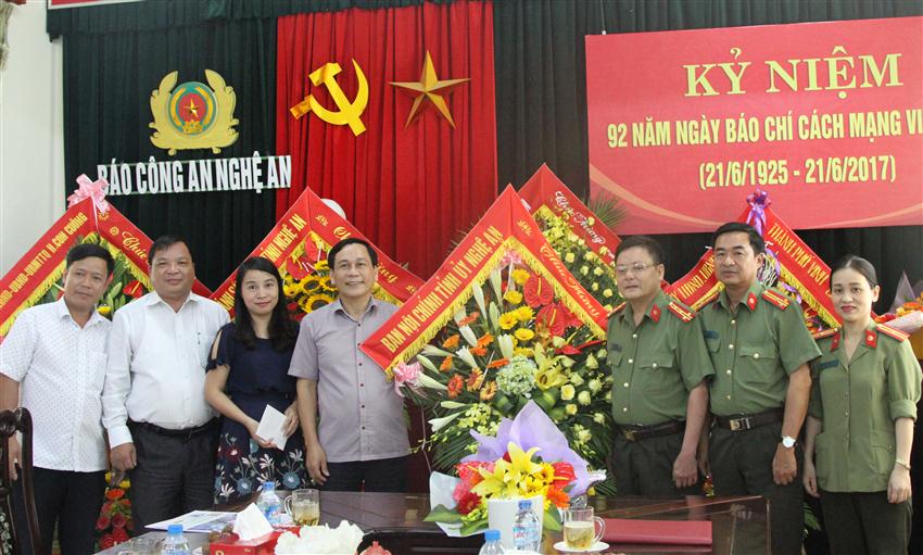Ban nội chính Tỉnh ủy tặng hoa chúc mừng